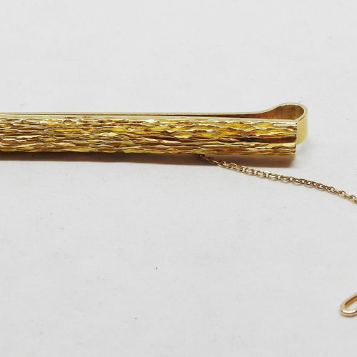 Null Krawattennadel aus 18 Karat Gold mit Holzimitation und Sicherheitskette.
Lä&hellip;