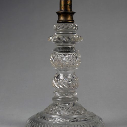 PIED DE LAMPE EN CRISTAL DE BOHÈME TAILLÉ 
 
Vers 1880. 
H. 23,5 cm 
Manque la p&hellip;