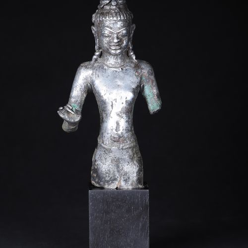 Null Exceptionnelle et rare statuette de Boddhisatva Maitreya représentée vêtue &hellip;