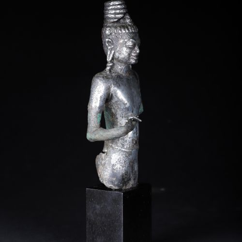 Null Exceptionnelle et rare statuette de Boddhisatva Maitreya représentée vêtue &hellip;