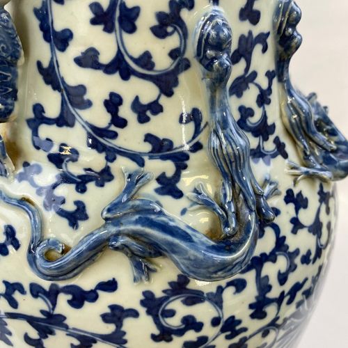 Null IMPORTANTE PAIRE DE VASES DITS QUEUE DE PHENIX EN PORCELAINE BLEU BLANC Chi&hellip;