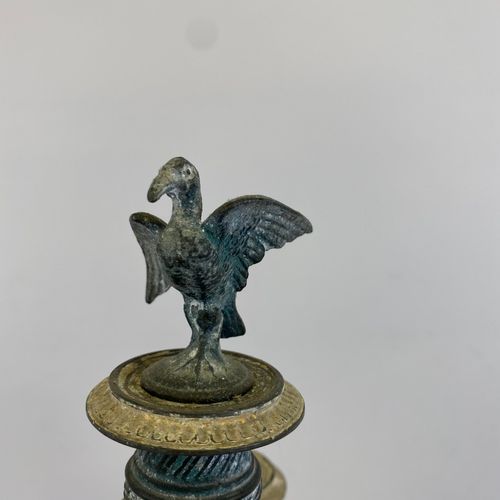 Null 
Paire de candélabres en bronze patiné sommés d'un aigle à cinq lumières (o&hellip;