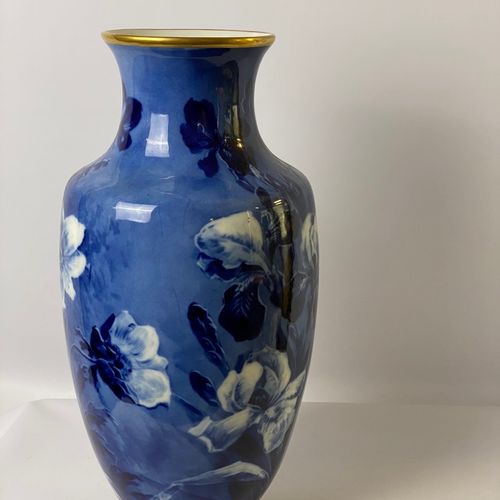 Null 
LIMOGES. Grand vase balutre en porcelaine à décor floral émaillé blanc et &hellip;