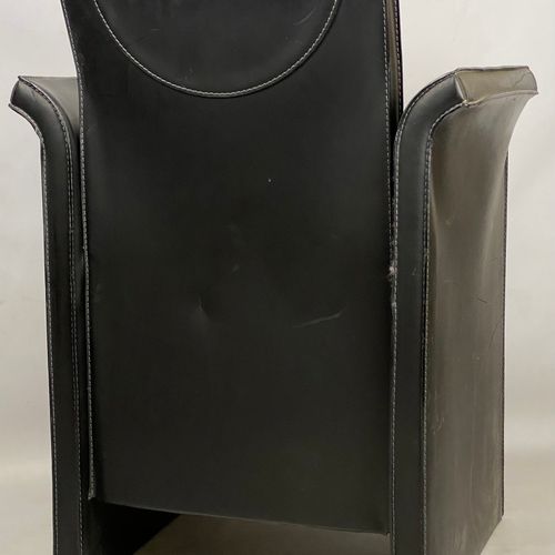 Null 
QUIA SOSSANO Trois fauteuils en cuir Italie H: 89 cm - L: 68 cm - P: 36 cm