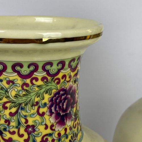Null 
Paire de vases balustres en porcelaine polychrome à décor de geisha sur fo&hellip;