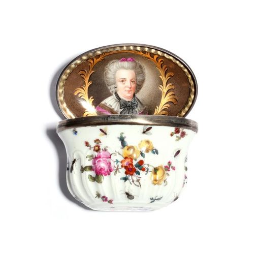 Null 一个银质的德国瓷器鼻烟盒，约1760-70年，高大的椭圆形模子上有纹饰，画着花和飞虫，盖子的内部有一幅老贵族妇女的肖像，银器上有出口标记，直径7.8厘&hellip;