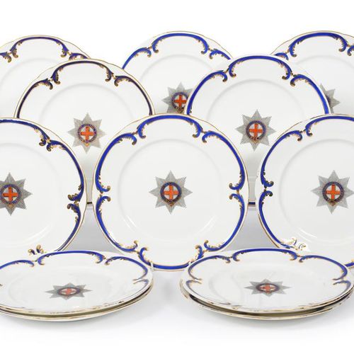 Null 12个Coalport盘子，来自约1845-50年的Garter服务，每个盘子都在简单的蓝色和鎏金C卷边内装饰着Garter勋章，印有Nixon & &hellip;