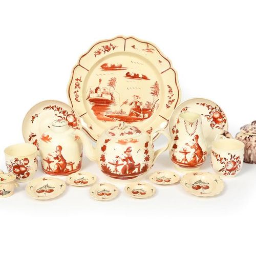 Null 一组约1760-80年的奶油器皿，包括一个茶壶和盖子，茶罐和盖子和一个牛奶壶，用红色单色画了一个坐在茶桌旁的女士，一个盘子同样画了一个女孩和一只鸟在花&hellip;
