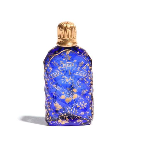 Null 约1760-70年Giles装饰的蓝玻璃香水瓶，扁平的刻面形式在 "Pour Tout Vous "的格言下精细地镀上了花，背面有一个牧羊人在树旁拿着&hellip;
