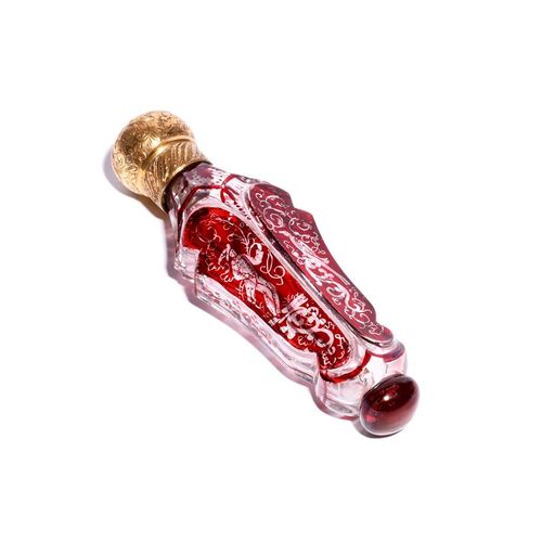 Null 19世纪的玻璃香水瓶，形状是闪着红宝石的，装饰着哈勒奎因和一只鸟，有一个镀金的金属盖，11.5厘米。