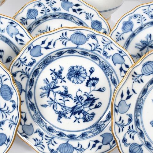 Null 19世纪的迈森茶具和咖啡具组合，釉下蓝装饰的洋葱头图案。包括：两个咖啡壶和盖子，三个茶壶和盖子，两个茶壶和盖子，15个大茶杯，5个凹槽茶杯，8个凹槽咖&hellip;