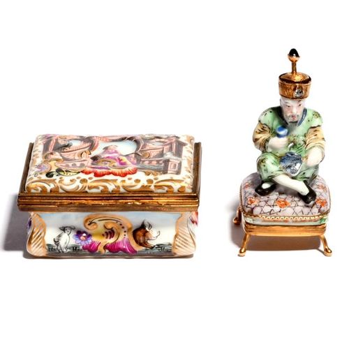 Null 一件大陆瓷器香薰瓶和一个鼻烟盒，19世纪，香薰的造型是一个中国人盘腿坐在垫子上，他的帽子形成了镀金的金属瓶塞，鼻烟盒以Doccia方式模制了古典人物和&hellip;