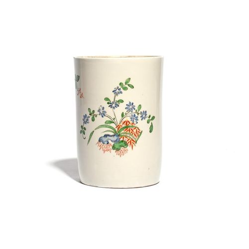 Null Un pot à tabac Du Paquier vers 1730, le corps cylindrique généreux peint da&hellip;