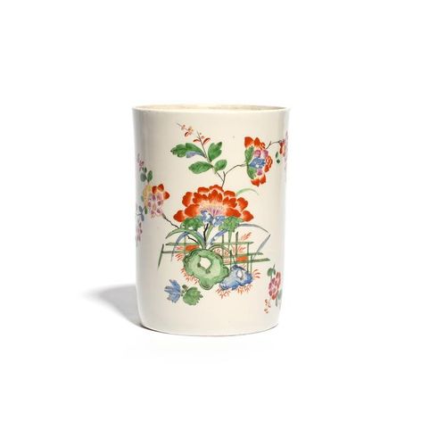 Null 一个Du Paquier烟草罐，约1730年，宽大的圆柱形罐身用扩展的Kakiemon调色板画着竹篱笆旁边的孔状根部发出的花枝，背面有一个较小的花草图&hellip;