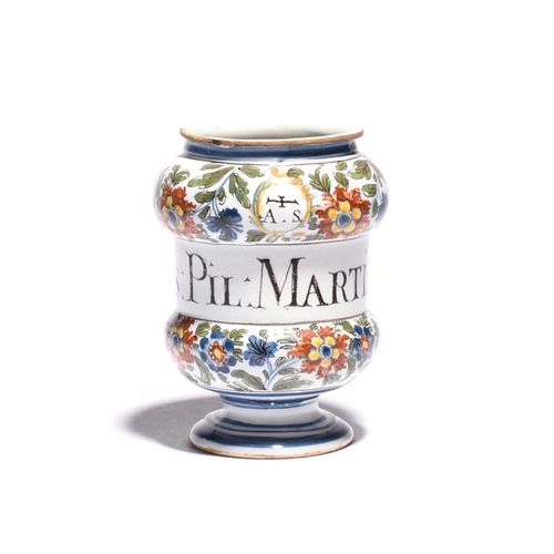 Null 约1800年的意大利麦饭石或药罐，小哑铃形式，上面刻有锰字 "Mas:Pil:Martial:Calib"，其中有彩色的花带和一个小圆圈，围着一个十字&hellip;