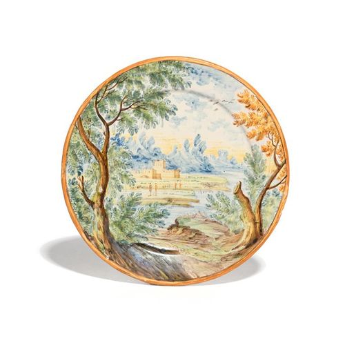 Null 一个18世纪中期的卡斯泰利麦考利卡小盘子，以典型的柔和色调画出远处的人物在岛屿上对话，前景是树木，16.5厘米。
