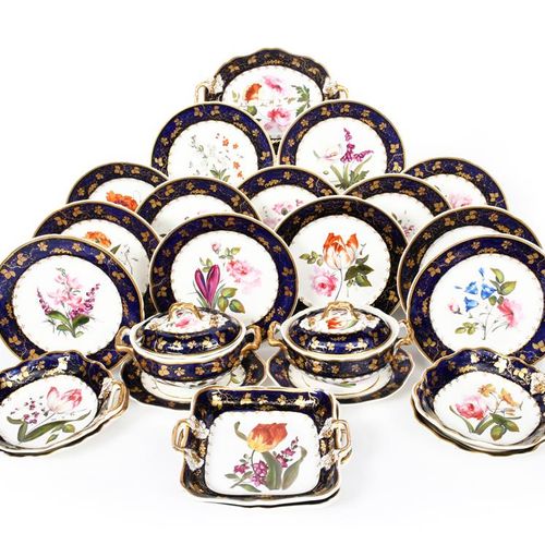 Null 一个英国瓷器甜点服务，约1820年，在马扎里蓝的边框内画有大胆的花茎，并有鎏金的葡萄藤。包括：两个带盖的汤锅和支架，四个贝壳形的盘子，两个方形的盘子，&hellip;