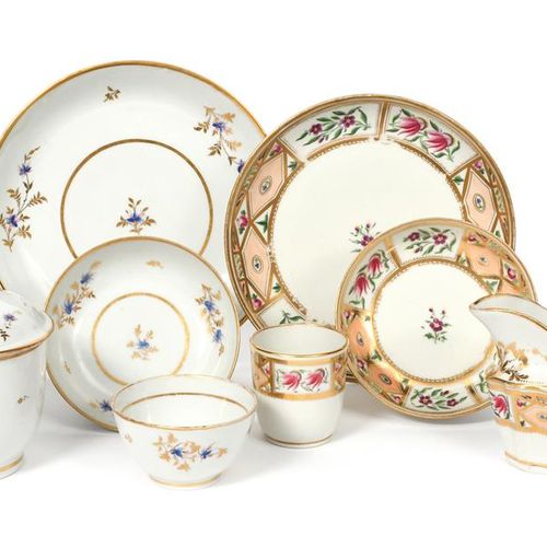 Null 一组约1795-1810年的New Hall茶具，包括398图案的牛奶壶、盘子、咖啡杯和碟子，上面有鲑鱼粉色的花板和小矢车菊花枝，以及213图案的盘子&hellip;