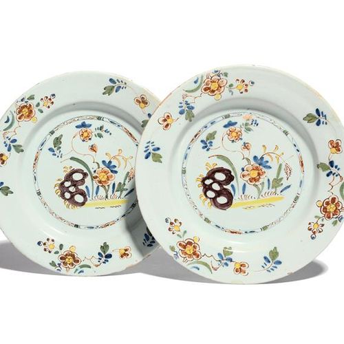 Null A pair of delftware plates c.1760, painted in polychrome enamels with flowe&hellip;