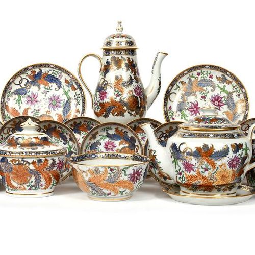 Null 一个New Hall茶和咖啡服务，约1800年，丰富的装饰有274图案的烟草叶子，画有图案数字。包括：一个咖啡壶带盖和支架，一个茶壶带盖和支架，一个糖&hellip;