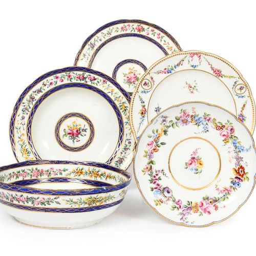 Null 四个塞夫勒盘子（assiettes）和一个碗（compotier）约1760-92，碗，一个盘子和一个汤盘在蓝色和鎏金的边框内绘有中央的花束，边缘有宽&hellip;