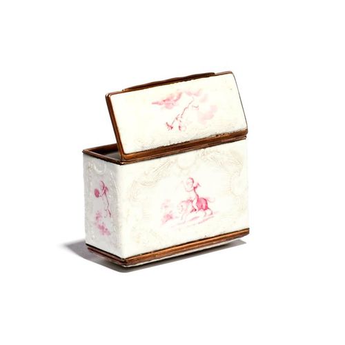Null 18世纪末的双头珐琅鼻烟盒，长方形，以紫红色单色画有各种追求的普蒂，在凸起的珐琅叶状卷轴中，有鎏金金属支架，一个盖子有些修复，7.5厘米。