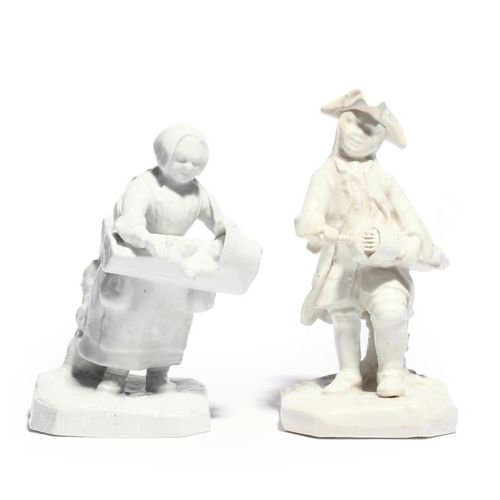 Null 一对罕见的白釉弓形街头乐手雕像，约1752年，他站着，弹着旋风琴，戴着三角帽，他的同伴被塑造成一个带着婴儿的佛兰德妇女，穿着传统的农民服装，婴儿被挂在&hellip;