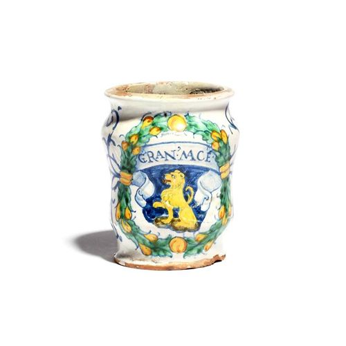 Null Un piccolo albarello italiano in maiolica datato 1560, forse Montelupo, la &hellip;