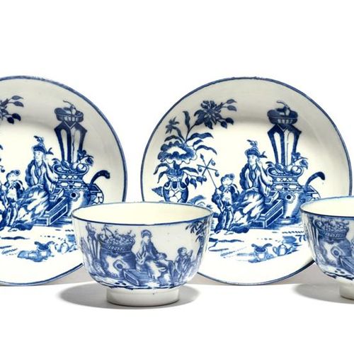 Null Un par de tazas de té y platillos azules y blancos de Caughley c.1770-80, i&hellip;