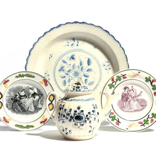 Null 三个珍珠器皿，约1790-1850年，其中两个是托儿所的盘子，印有维多利亚女王和阿尔伯特王子的场景，在模制和彩色的边框内，最后一个是用蓝色画有简单花卉&hellip;