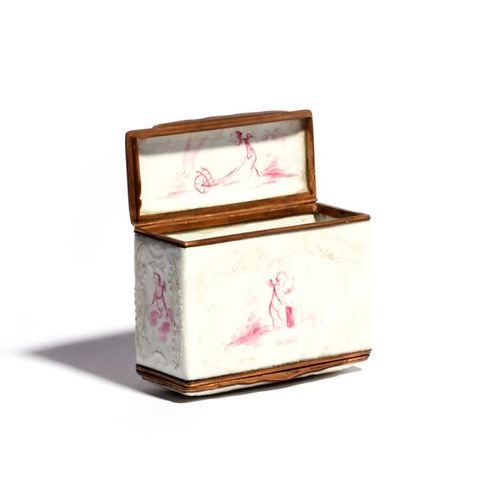 Null 18世纪末的双头珐琅鼻烟盒，长方形，以紫红色单色画有各种追求的普蒂，在凸起的珐琅叶状卷轴中，有鎏金金属支架，一个盖子有些修复，7.5厘米。
