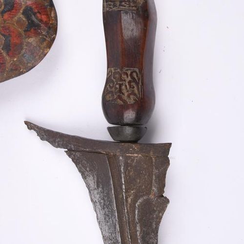 Null 三把印度尼西亚匕首(kris)，第一把有华丽的刀身14.5英寸，木制的迦楼罗式刀柄，刀鞘的柄部用浮雕的黄铜包裹；第二把有直的刀身12英寸，刀鞘有上翻的&hellip;