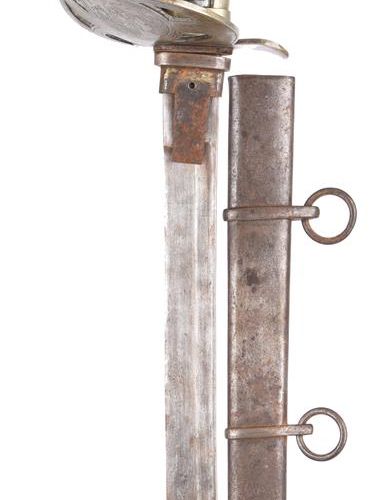 Null 一把20世纪的中国军官礼服剑，略微弯曲的剑身31英寸，有狭窄的全缘，剑柄是欧洲衍生的形式，有雕刻的龙和棱角的握柄，钢制剑鞘。