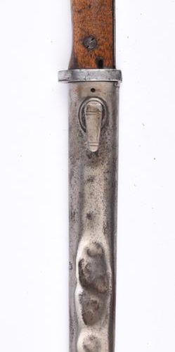 Null 一把德国帝国1884/98年第二式锯背刺刀，刀身9.75英寸，标有 "ERFURT "字样，刀脊上有普鲁士标记，钢制刀柄上有闪光保护器和木制握把，钢制&hellip;