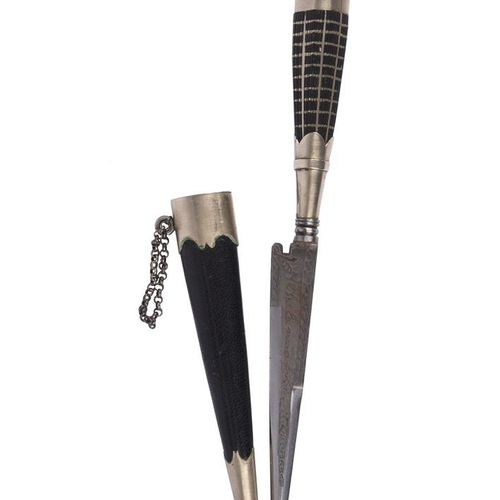 Null 一把小型科西嘉匕首，锥形刀身4英寸，最后2.25英寸为双刃，有蚀刻装饰；肿胀的切面手柄有白色金属项圈和鞍座，白色金属安装的皮革刀鞘，20世纪。