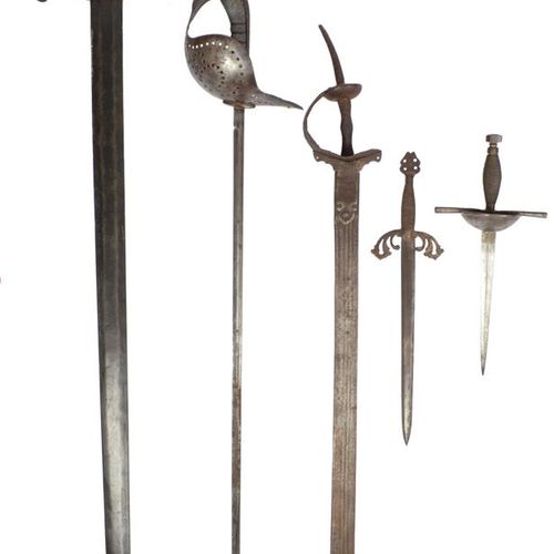 Null 有锋利的武器：一把英国陆军1899年式样的体操剑，细长的剑身33英寸，有检查印章并标明是威尔金森公司的，长方形的纽扣头，大的穿孔钢板护手，背带有拇指的&hellip;
