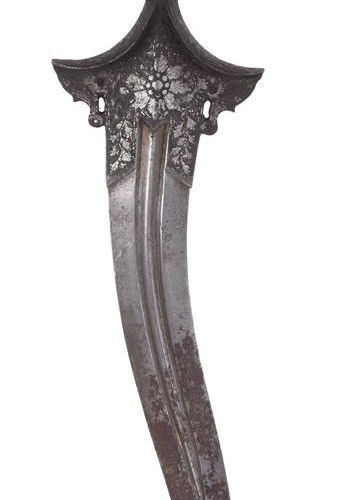 Null λ 一把印度匕首(khanjarli)，重新弯曲的刀身9.5英寸，刀尖略微膨胀，有两个满口；铁柄上有银色koftgari的叶状装饰，双钩的海洋象牙柄。