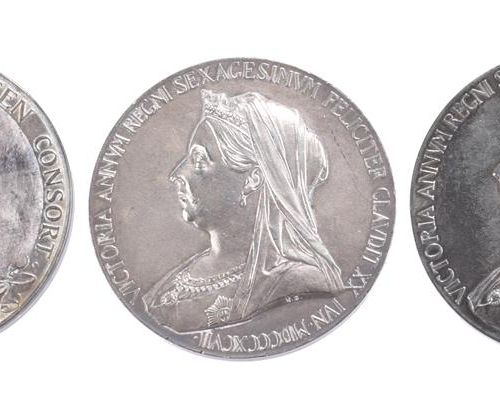 Null 三枚纪念章。维多利亚，1897年钻石庆典(2)，AR，56毫米，左面有面纱的半身像，背面有年轻的头像(E 1817a)，一枚非常好，另一枚几乎极好；爱&hellip;