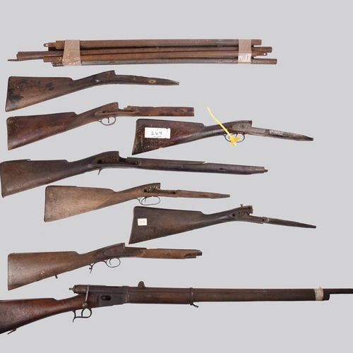 Null 大量的古董枪支部件，包括：瑞士Vetterli栓动步枪的主要部件，枪口装填步枪和枪管，枪托，锁和锁部件，枪托家具，枪管带和其他物品。[数量]