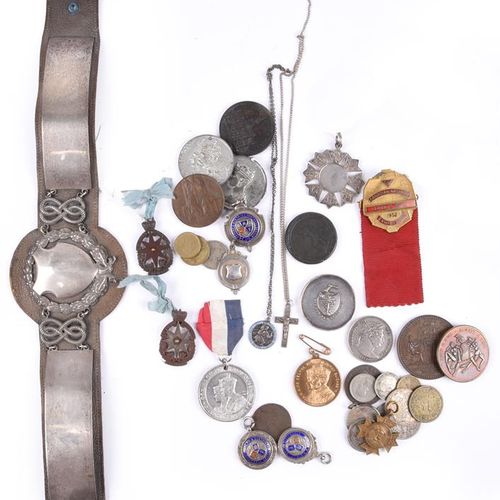 Null 伯明翰1931年出品的一条银质镶嵌奖状腰带，未命名，皮革效果衬底；还有一些纪念奖章、徽章和其他物品。[数量]