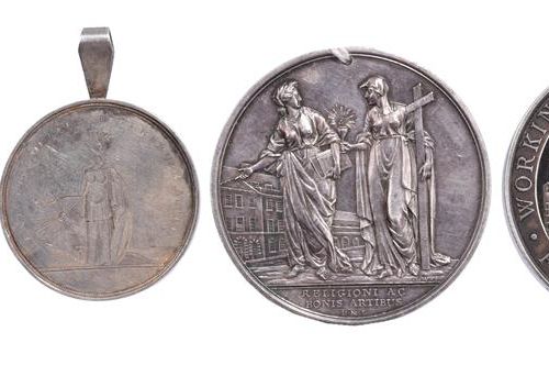Null Quatre médailles éducatives en argent : gravée, 37mm, Anthena stands by the&hellip;
