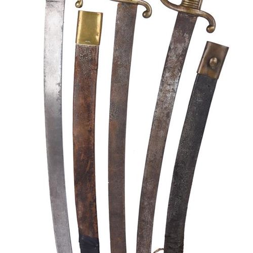 Null 三把19世纪欧洲大陆的副手枪(briquet)，宽大的弯刀和铸造的黄铜马镫柄，其中两把带有黄铜安装的皮刀鞘，一把的刀脊上有法国Klingenthal &hellip;
