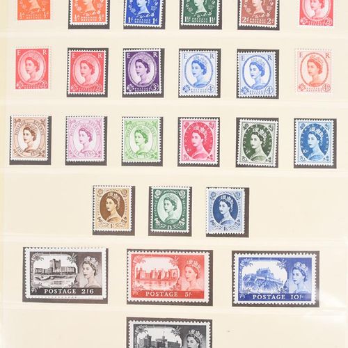 Null Stamps: Great Britain, mint collection, mainly Elizabeth II, in three album&hellip;