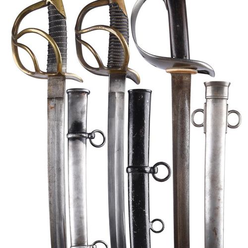 Null 一把英国1885年式样的骑兵剑，全长34.5英寸，带 "马耳他十字 "穿孔的钢板护手，替换的木质手柄，钢制剑鞘；还有两把墨西哥骑兵剑，略微弯曲的剑身3&hellip;