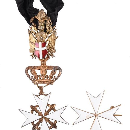 Null 耶路撒冷、罗兹和马耳他圣约翰主权军事福音派骑士团：一组徽章包括。颈章，银色镀金和珐琅，精心制作的悬挂物包括一个镂空的王冠和一个武器奖杯，印有 "925&hellip;