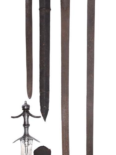 Null 南印度边缘武器（4件）：一把匕首（chillanum），双刃刀26.5英寸。另一把匕首（chillanum），双刃刀26.5英寸，铁制刀柄，有长长的横&hellip;
