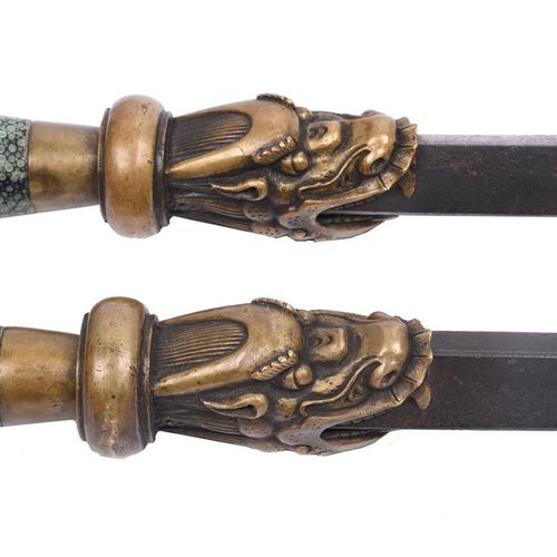 Null 一对中国的马枪或断剑(tau kien)，锥形铁轴21英寸，上部的空心方形截面15.5英寸；黄铜安装的枪柄有龙头领，沙绿握把，分段式鞍座。[2]