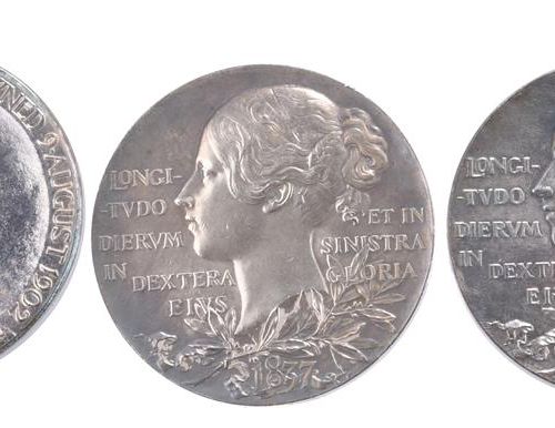 Null Three commemorative medals: Victoria, Diamond Jubilee 1897 (2), AR, 56mm, v&hellip;
