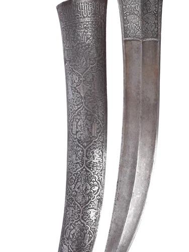 Null λ 一把巨大的波斯匕首（jambiya），弯曲的双刃水化钢刀，23英寸，刀尖膨胀，宽大的刀刃形成中间的脊，刀身凿有跪姿的人物和碗中的水果，并有银色的k&hellip;