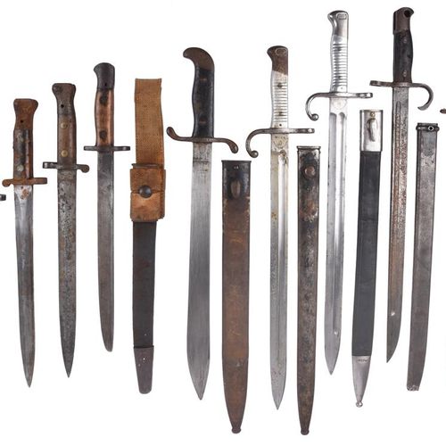 Null 一批有棱有角的武器，包括：两把英国1888年的刺刀，一把印度刺刀，带帆布柄的刺刀，一把罗斯刺刀，两把日本Arisaka刺刀，带钢制刀鞘，一把阿根廷18&hellip;